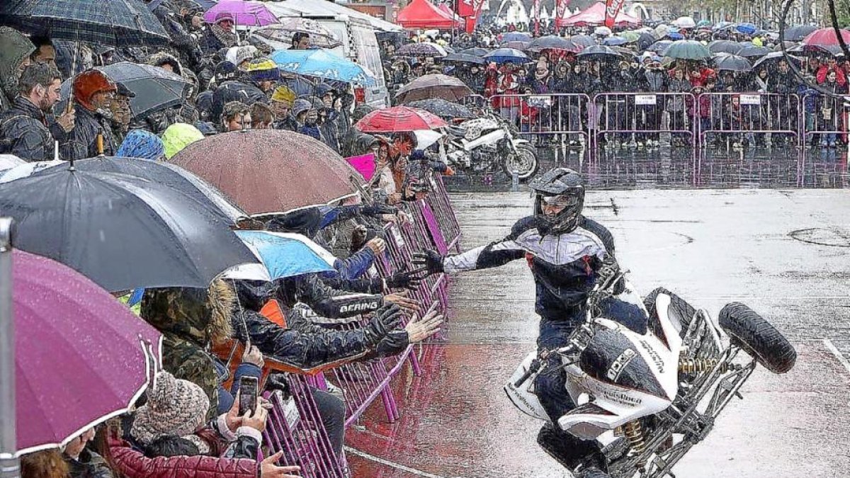 El piloto Narcís Roca saluda al público subido en un quad.-E.M.