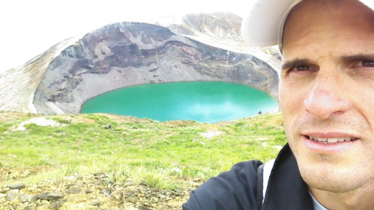 Antonio Álvarez Valero, investigador de la Universidad de Salamanca, en el volcán japonés ZAO.-EL MUNDO
