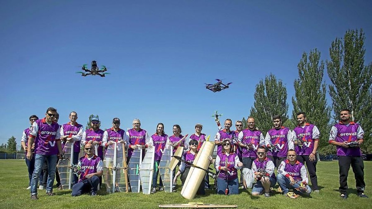 Los componentes de Aerovall posan con los drones en el cielo y los aviones entre sus manos.-J.C. CASTILLO