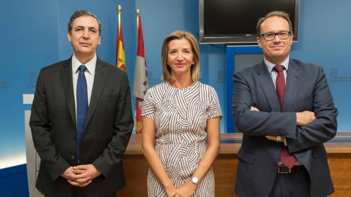 La consejera de Familia e Igualdad de Oportunidades, Alicia García, preside las tomas de posesión de Jesús Fuertes (I) y Carlos Raúl de Pablos (D) como secretario general y gerente de Servicios Sociales-ICAL