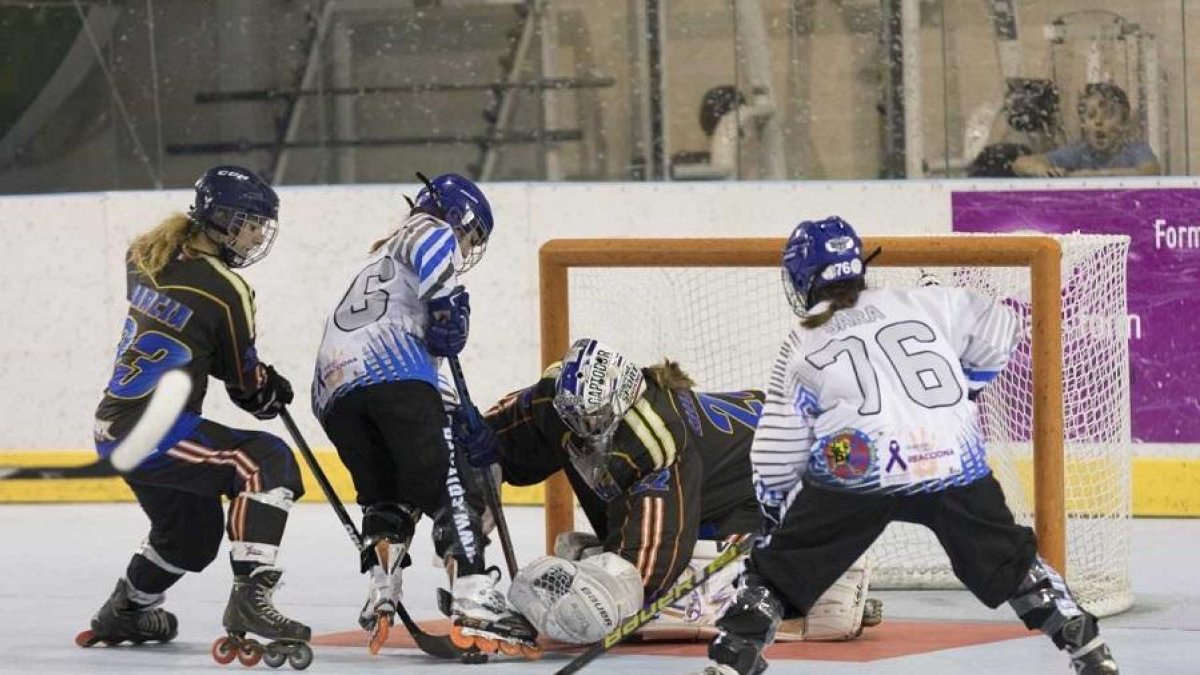 Las Panteras buscan el gol frente al Ris-Orangis.-NURIAMONGIL