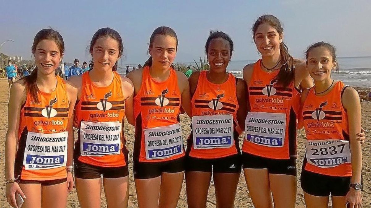 De izquierda a derecha, Lola, Rocío, Salma, Marta, Ángela y Lidia, campeonas de España cadetes.-EM
