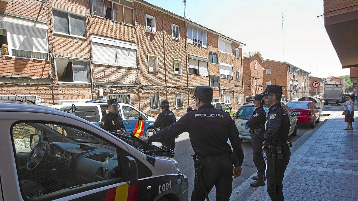 Agentes en la calle Faisán de Valladolid, en una imagen de archivo. J. M. LOSTAU