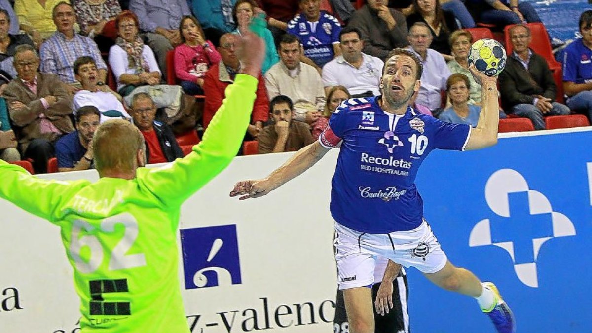 Fernando se dispone a lanzar en el partido frente al Ciudad Encantada-J.M. Lostau