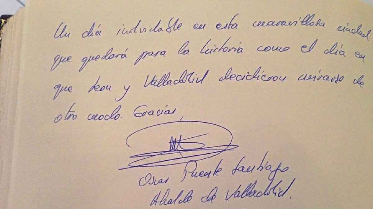 Firma de Óscar Puente en el libro de visitas.-E.M