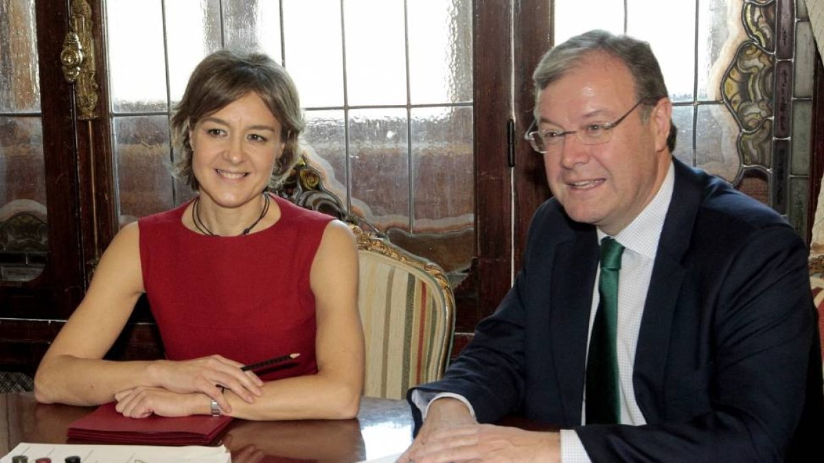 El consejero de Fomento y Medio Ambiente, Antonio Silván y la ministra de a Agricultura, Alimentación y Medio Ambiente, Isabel García Tejerina-Ical