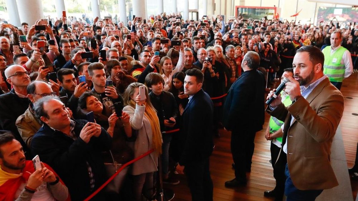 Santiago Abascal, antes del acto de campaña, se dirige a todos los ciudadanos que se han quedado fuera del auditorio.-J.M. LOSTAU