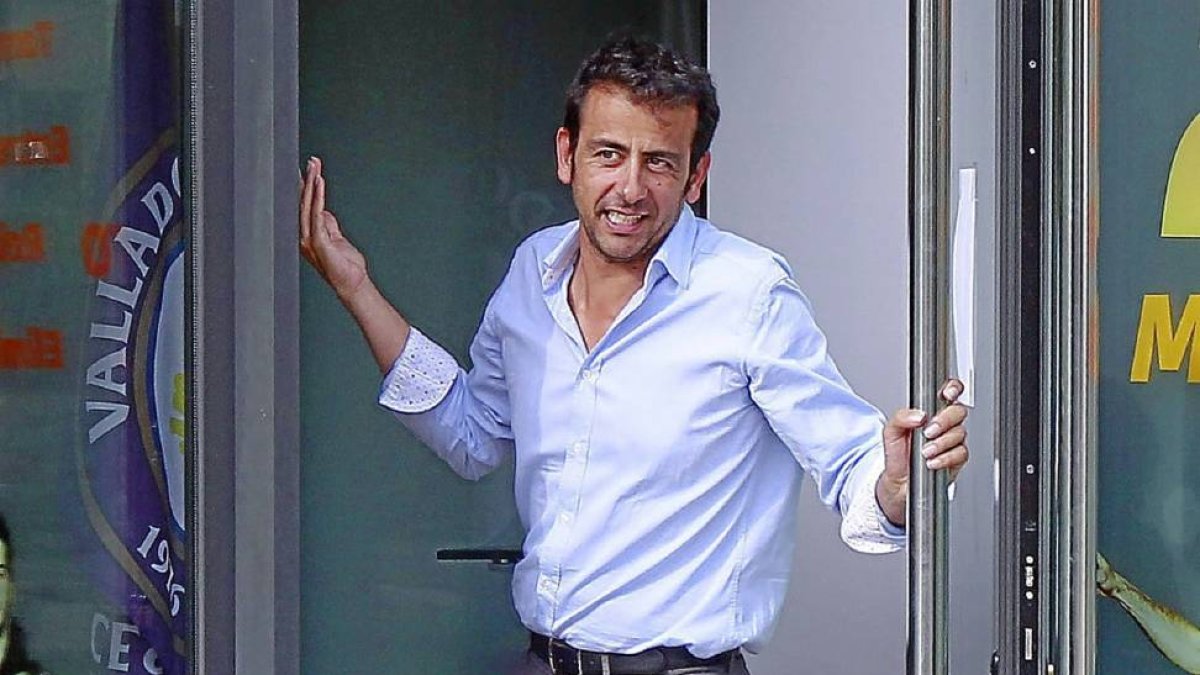 El presidente del CBValladolid Sunil Bhardwaj saliendo ayer de las oficinas del club para atender a los medios de comunicación.-J. M. Lostau