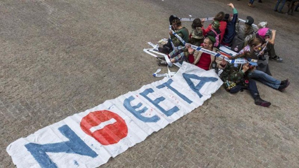 Manifestantes contra los tratados de comercio TTIP y CETA en Bruselas.-Geert Vanden Wijngaert