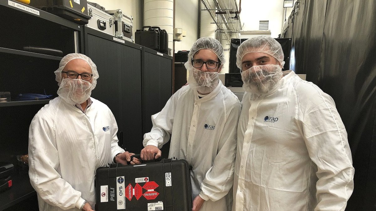 Tres investigadores de la Universidad de Valladolid con el instrumento que viajará a Marte. EL MUNDO