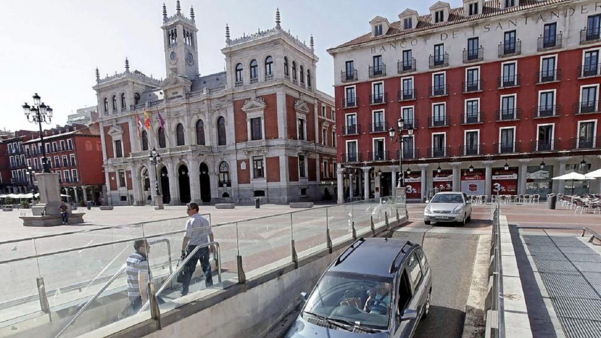 Un vehículo accede al aparcamiento de la Plaza Mayor desde la calle Manzana.-Pablo Requejo