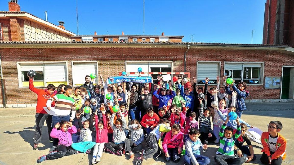 Los colegiales del CPFrancisco de Quevedo con el BMAtlético.-EL MUNDO
