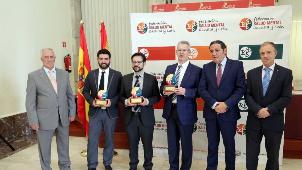 El consejero de Sanidad, Antonio María Sáez, junto a los galardonados en los 'Premios de salud mental 2017', organizados por la Federación de Salud Mental de Castilla y León.-ICAL