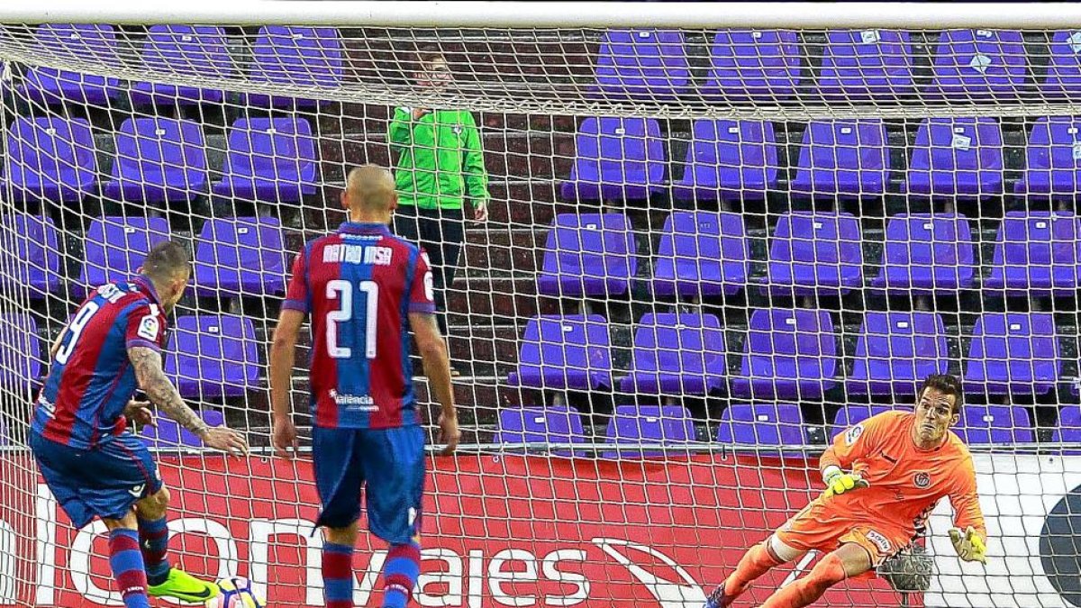Roger marca de penalti el primer gol del Levante en Valladolid.-J.M.LOSTAU