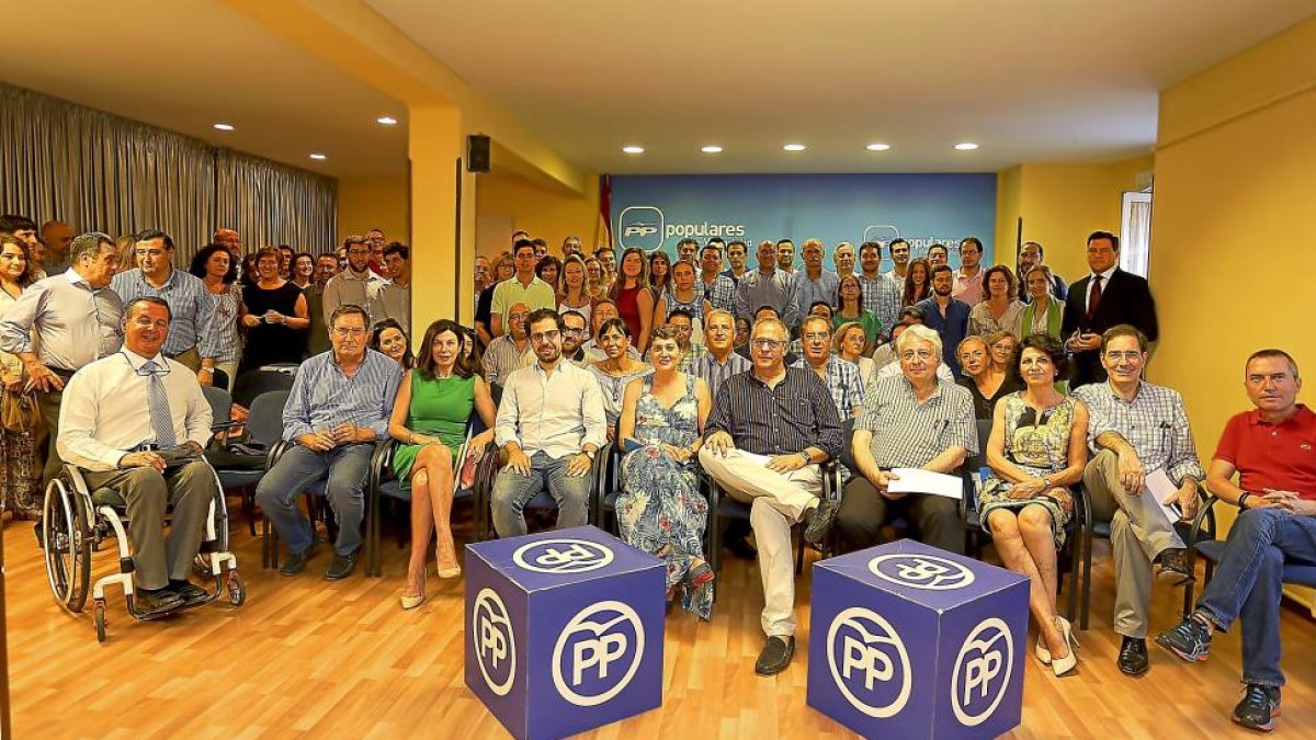 Primer Comité Ejecutivo del Partido Popular vallisoletano.-ICAL