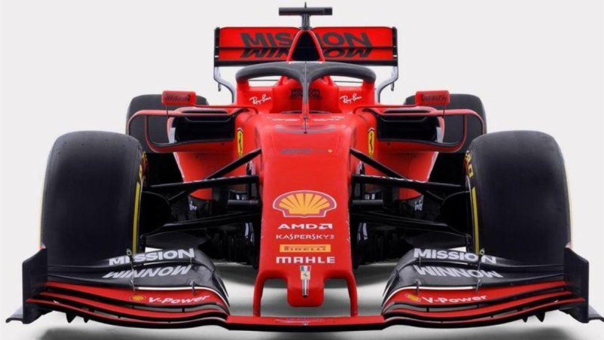 El nuevo monoplaza de Ferrari, con los nuevos colores, que conducirán Sebastian Vettel y Charles Leclerc.-EFE