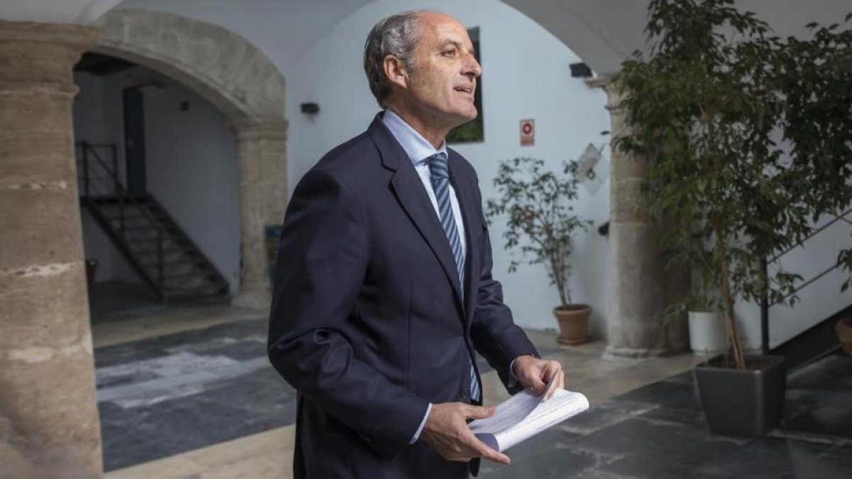 Camps sale de la sede del Consell Jurídic Consultiu, del que es miembro como ex president-/ MIGUEL LORENZO