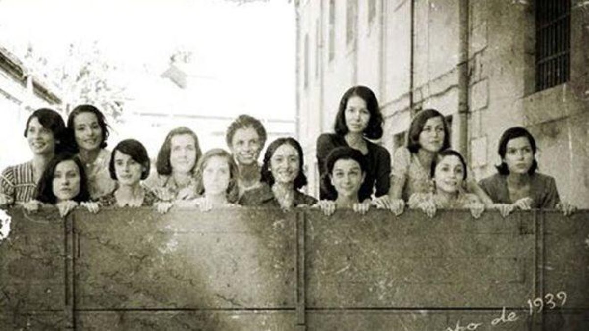 Las 13 jóvenes de las Juventudes Socialistas Unificadas.-