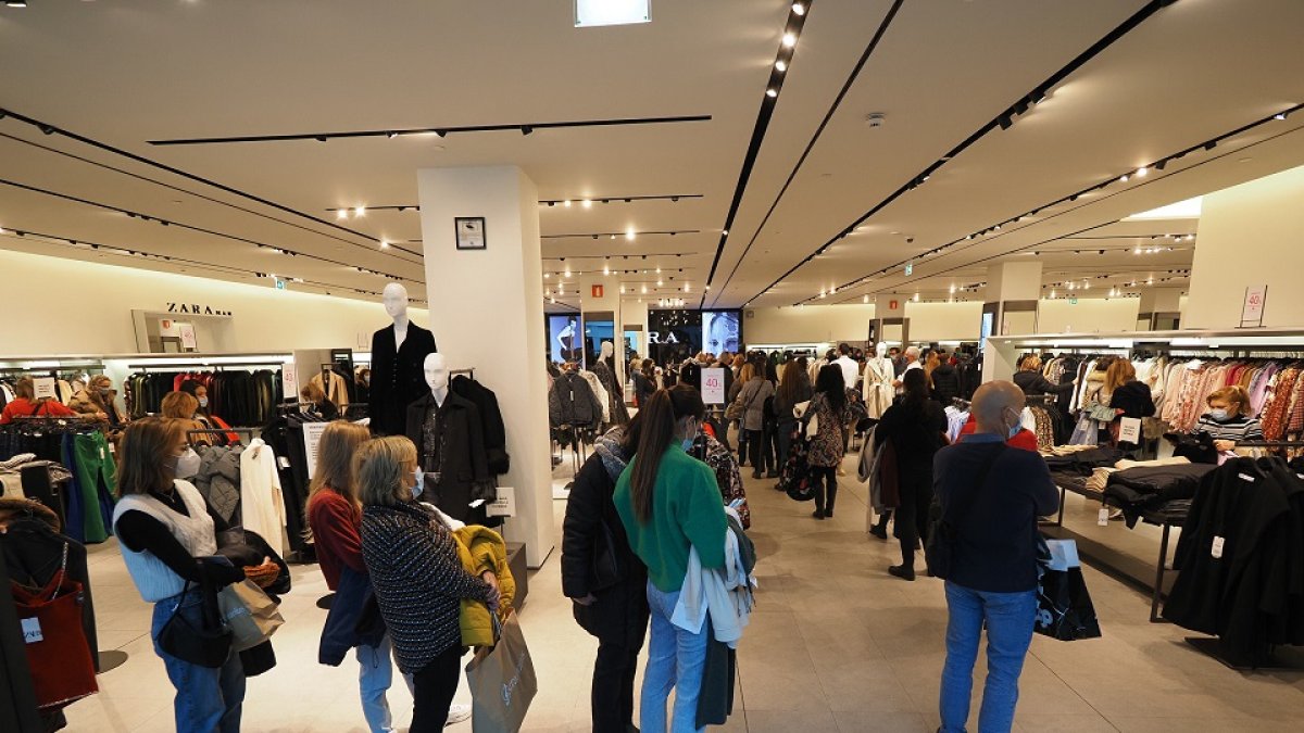 Largas colas en una de las tiendas de Rio Shopping debido a los descuentos del Black Friday.- PHOTOGENIC