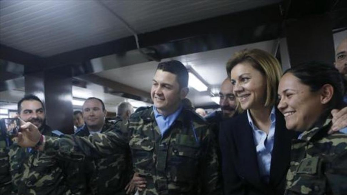 La ministra de Defensa, María Dolores de Cospedal, con militares destacados en el Líbano, en la visita que hizo a la base de Marjayún el 2 de marzo.-EFE / MINISTERIO DE DEFENSA