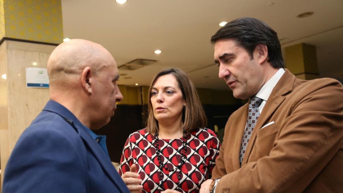 El coordinador de COAG Castilla y León, Aurelio Pérez Sánchez; la consejera de Agricultura y Ganadería, Milagros Marcos, y el consejero de Fomento y Medio Ambiente, Juan Carlos Suárez-Quiñones, antes del acto de clausura de la III Asamblea de Coag Castill-ICAL