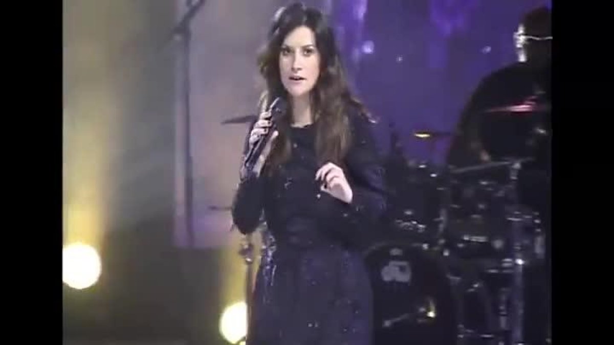 Laura Pausini, madrina de una boda gay durante un concierto en el Auditorio Nacional de México.-YOUTUBE
