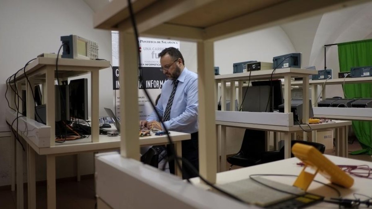 Mariano Raboso, director del proyeceto de investigación, en las instalaciones de la Universidad Pontificia de Salamanca.-ENRIQUE CARRASCAL
