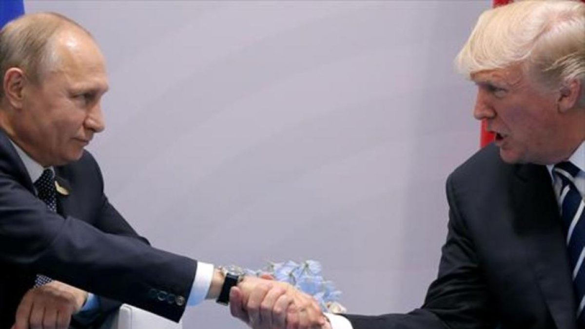 Putin y Trump se dan la mano en su reunión del día 7, en el marco de la cumbre del G-20.-REUTERS
