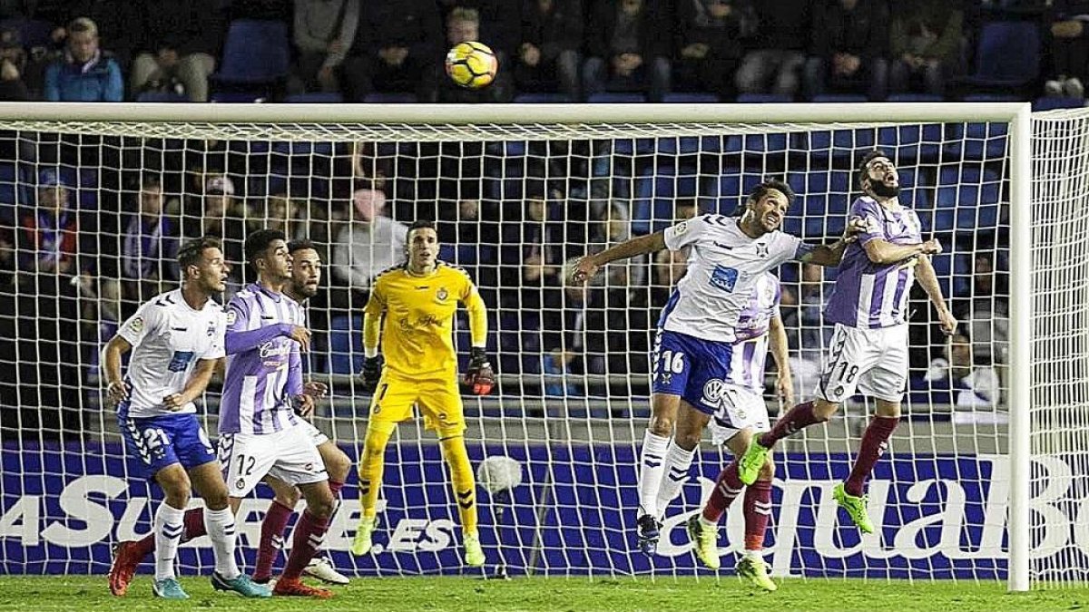 El Real Valladolid defiende un ataque, con Masip en la portería, en su última visita al Tenerife.-PHOTO-DEPORTE