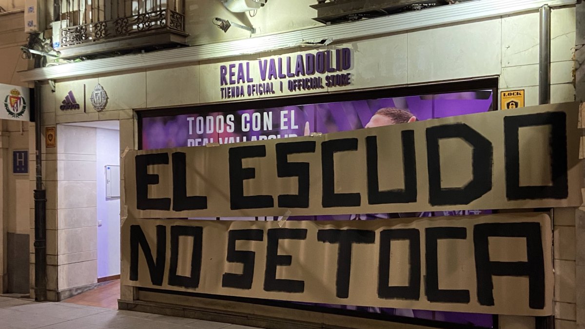 Cartel contra el cambio del escudo en la tienda oficial del Real Valladolid. / VALLADOLID1984