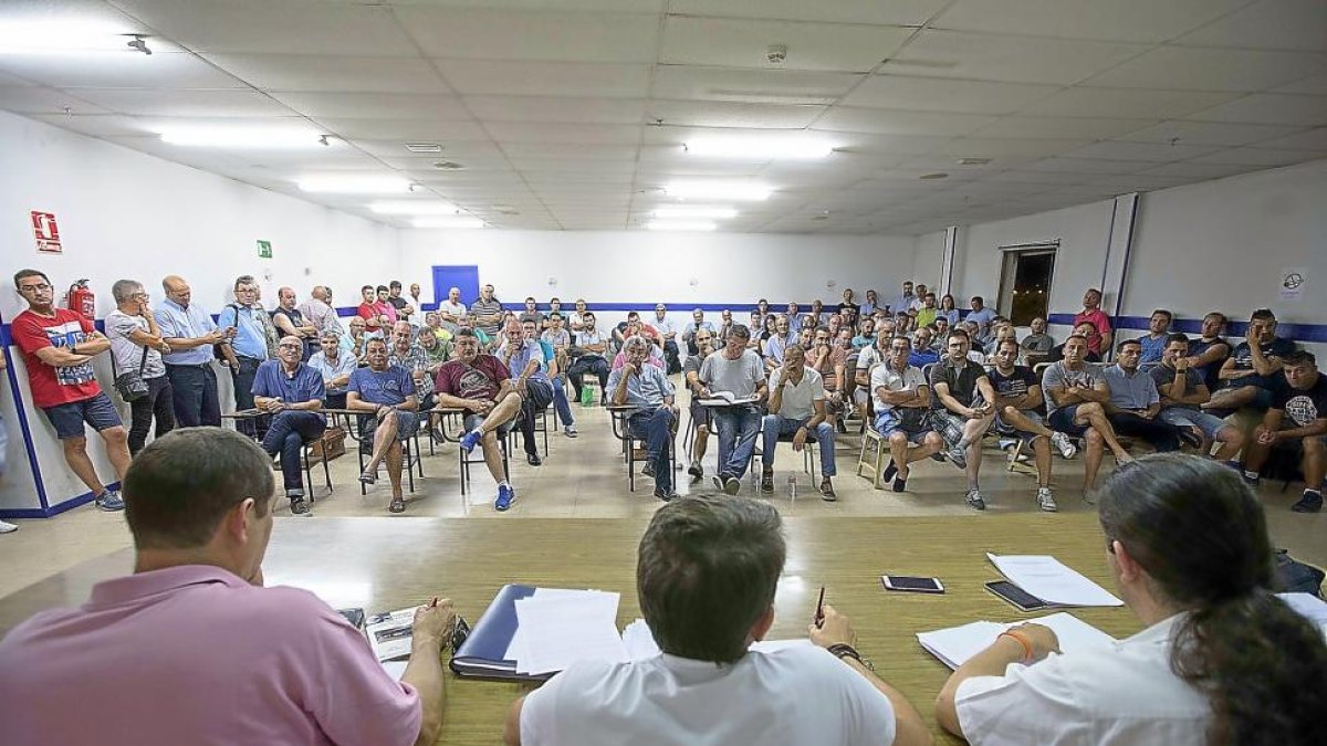Asamblea de los trabajadores de Auvasa, en una imagen de archivo.-E. M.