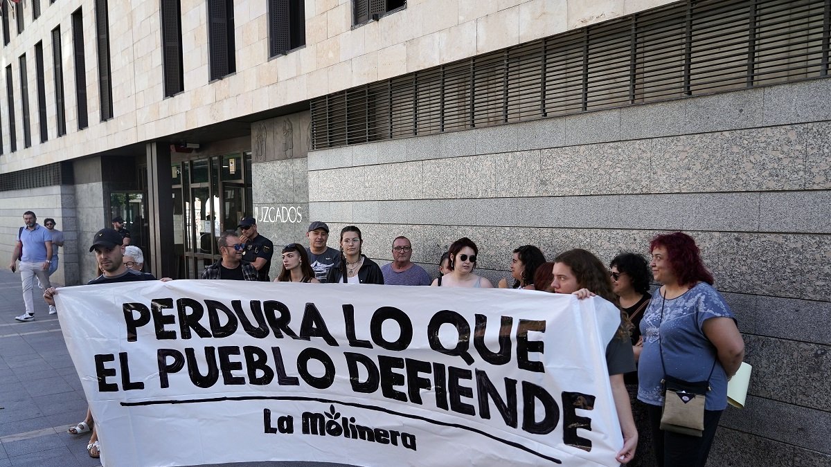 Concentración convocada por La Molinera a las puertas de los juzgados de la calle Angustias de Valladolid por un juicio a dos miembros del colectivo.- Ical