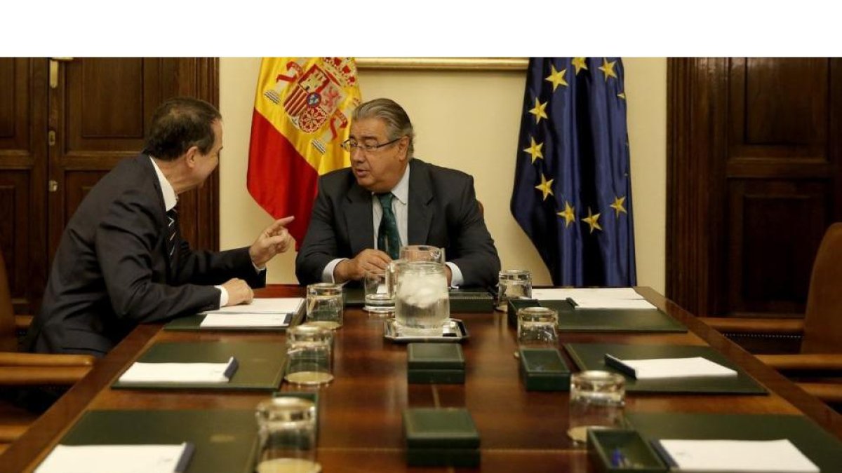 El ministro del Interior, Juan Ignacio Zoido, y el presidente de la FEMP, Abel Caballero se reúnen en la sede del Ministerio en Madrid.-JOSE LUIS ROCA