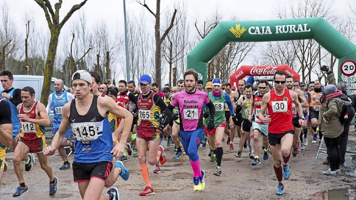 Los participantes toman la salida en Tordesillas. E-Estudio Loreto