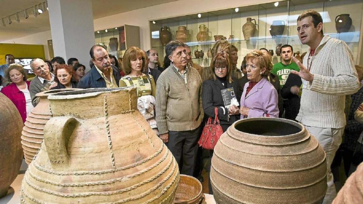 Los visitantes durante la visita al Museo Etnográfico de Castilla y León.-ICAL