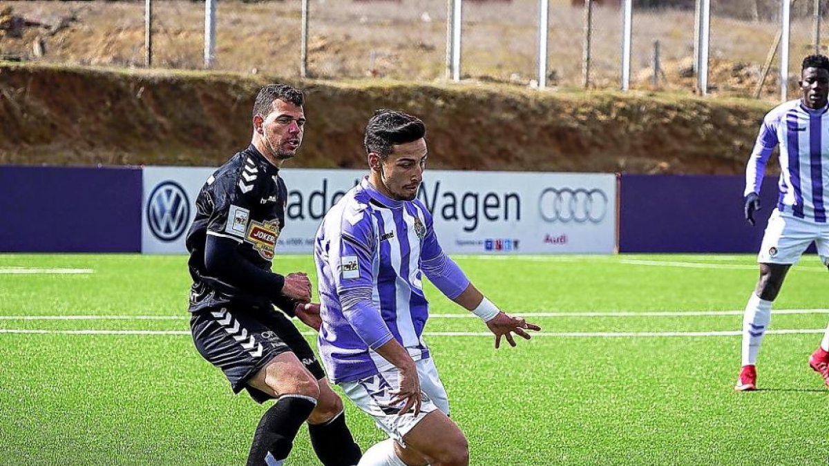 David Mayoral protege el balón durante un partido del Real Valladolid B.-M.Á. SANTOS