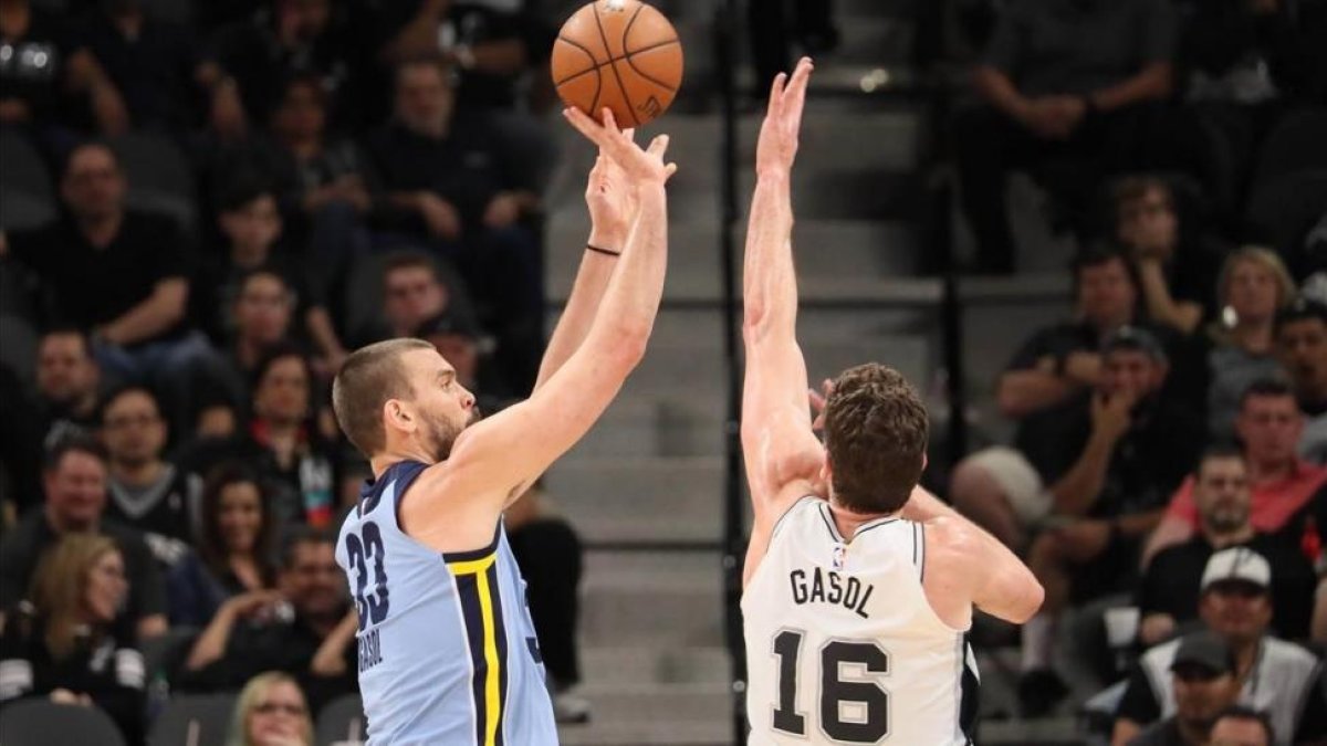 Pau Gasol intenta taponar a Marc Gasol-SOOBUM IM (SCOOBUM IM / USA TODAY)