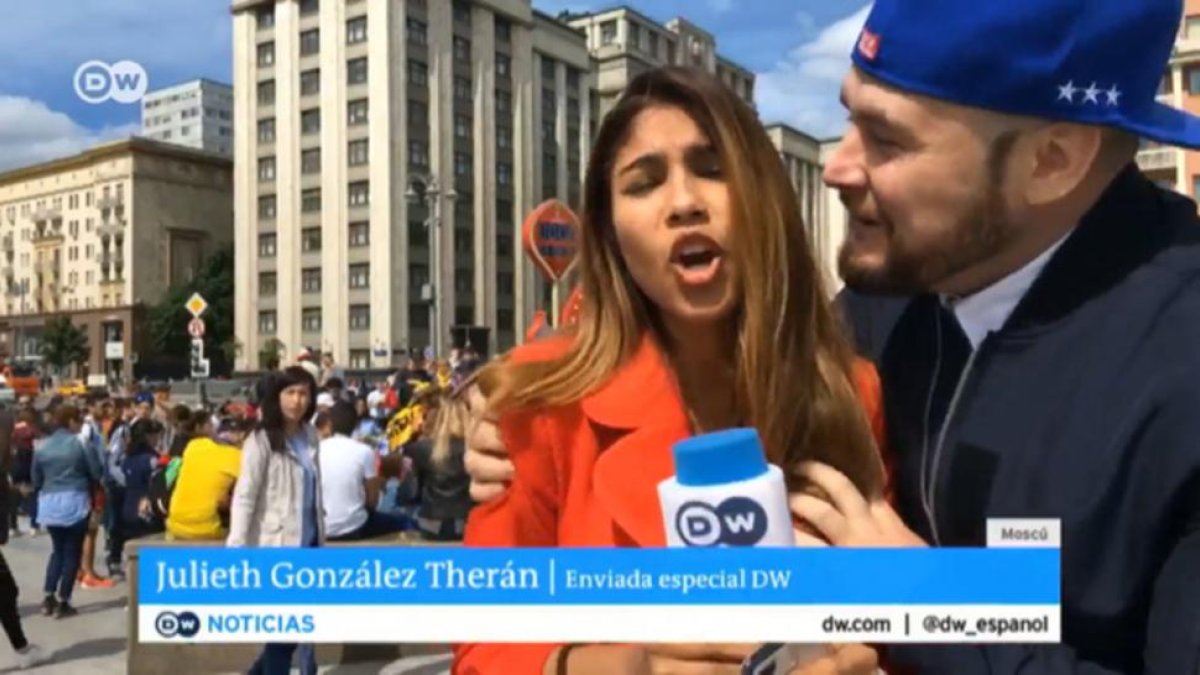 Julieth Gozález, enviada especial a Rusia, besada sin consentimiento por un aficionado.-YOUTUBE