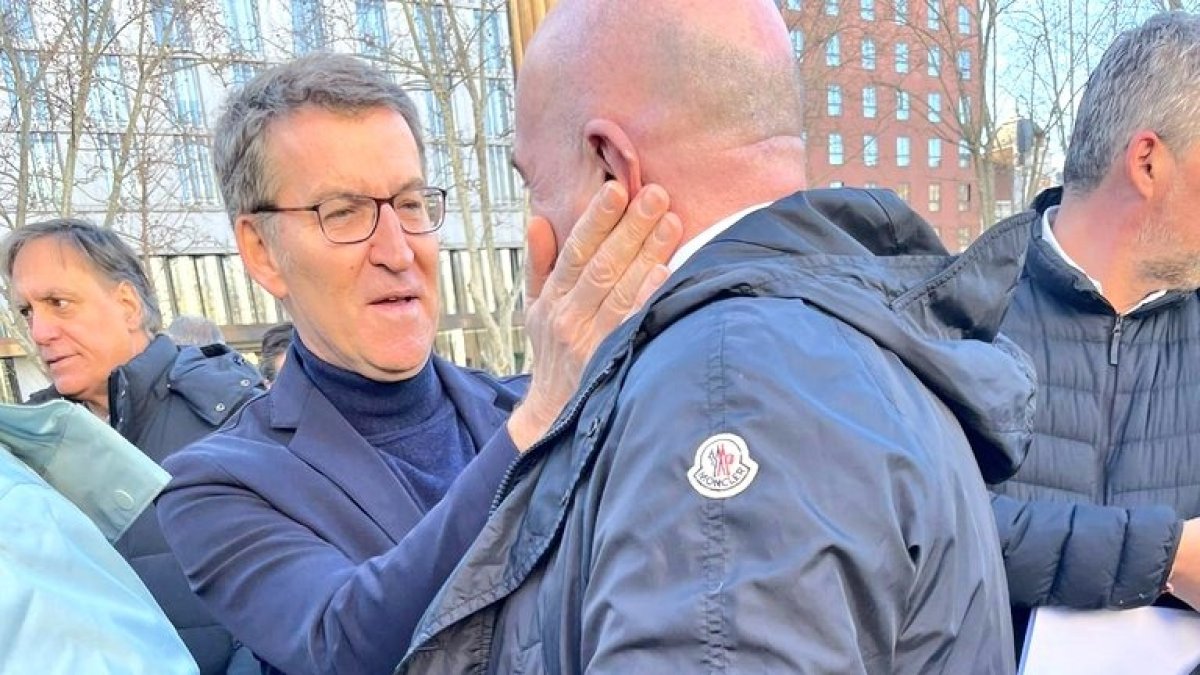 El presidente del PP, Alberto Núñez Feijóo con el candidato a la Alcaldía de Valladolid, Jesús Julio Carnero. E.M.