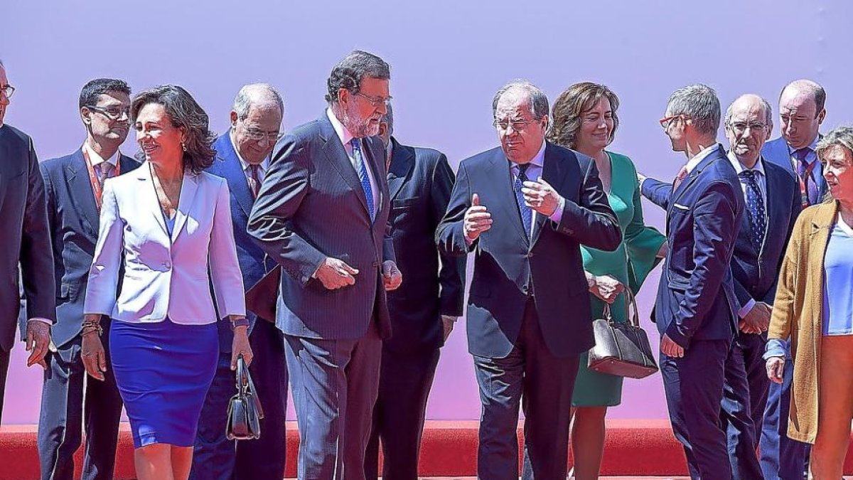 Ana Botín, Mariano Rajoy y Juan Vicente Herrera, tras la foto de familia.-ICAL