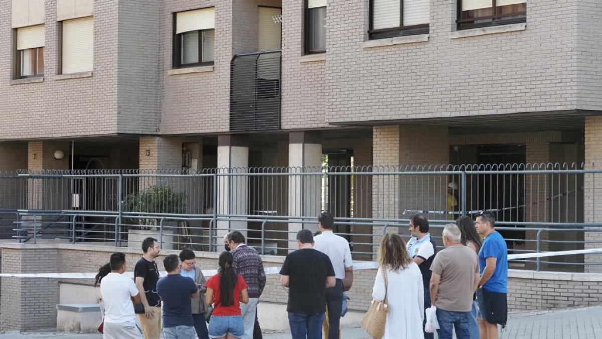 Personas en el lugar de la explosión de Parquesol.- PHOTOGENIC