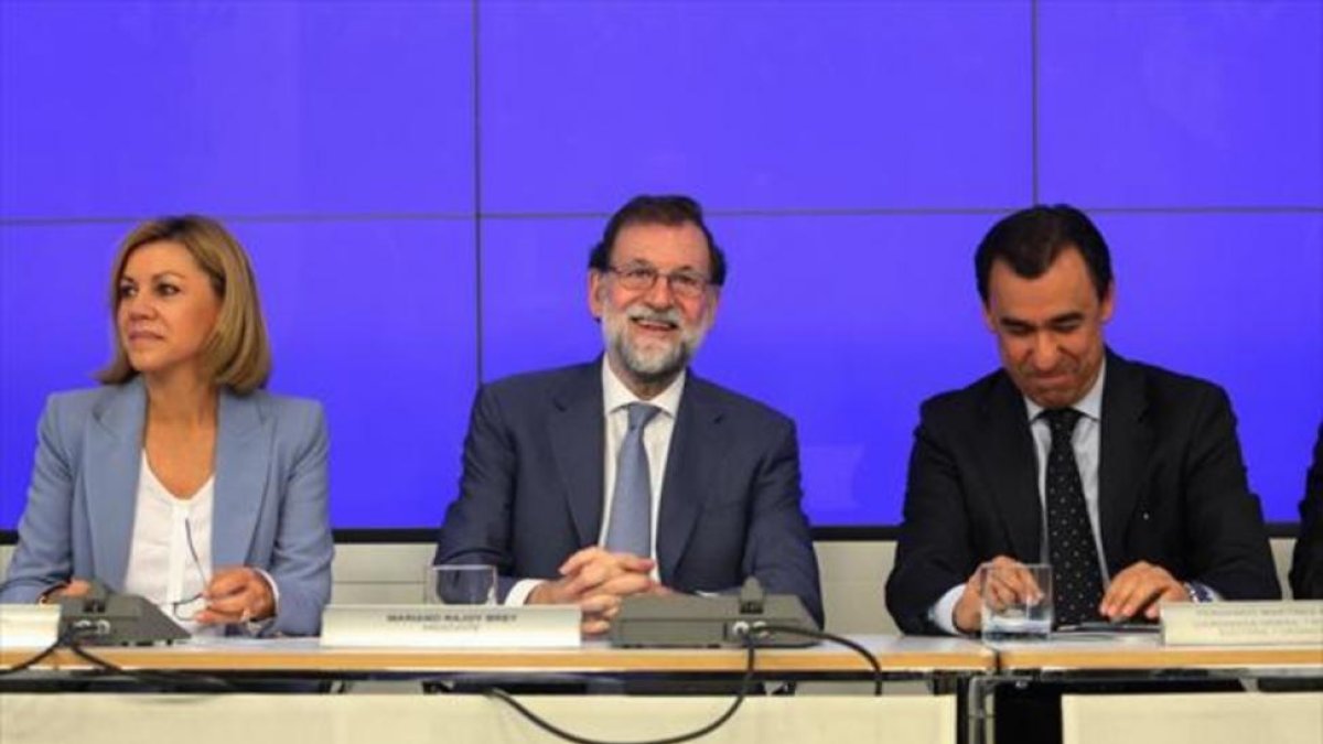 Mariano Rajoy, Dolores de Cospedal y Fernando Martínez Maillo, en el cuartel general del PP.-/ DAVID CASTRO