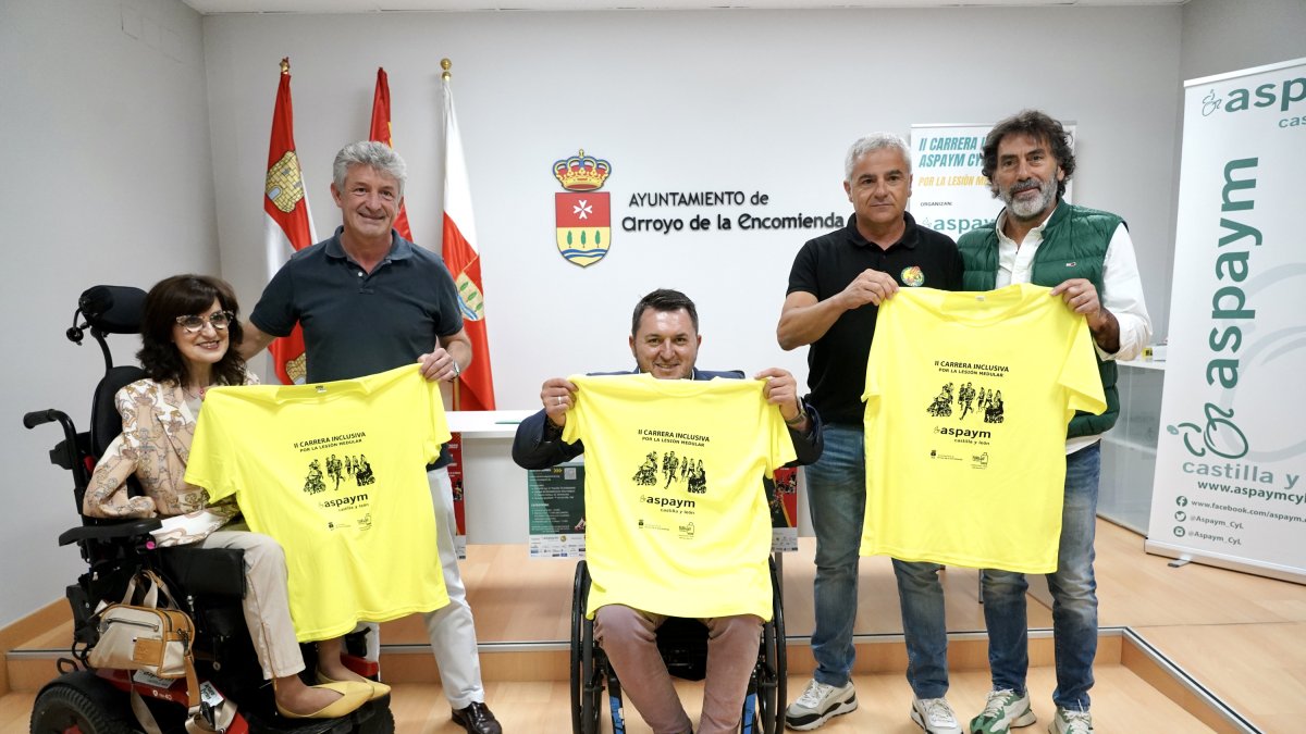 El alcalde de Arroyo de la Encomienda, Sarbelio Fernández, y el director ejecutivo de Aspaym Castilla y León, Francisco Sardón, presentan junto al presidente del club de senderismo La Senda de Arroyo, Sebastián Nogales, la II Carrera Inclusiva por la Lesión Medular.- ICAL