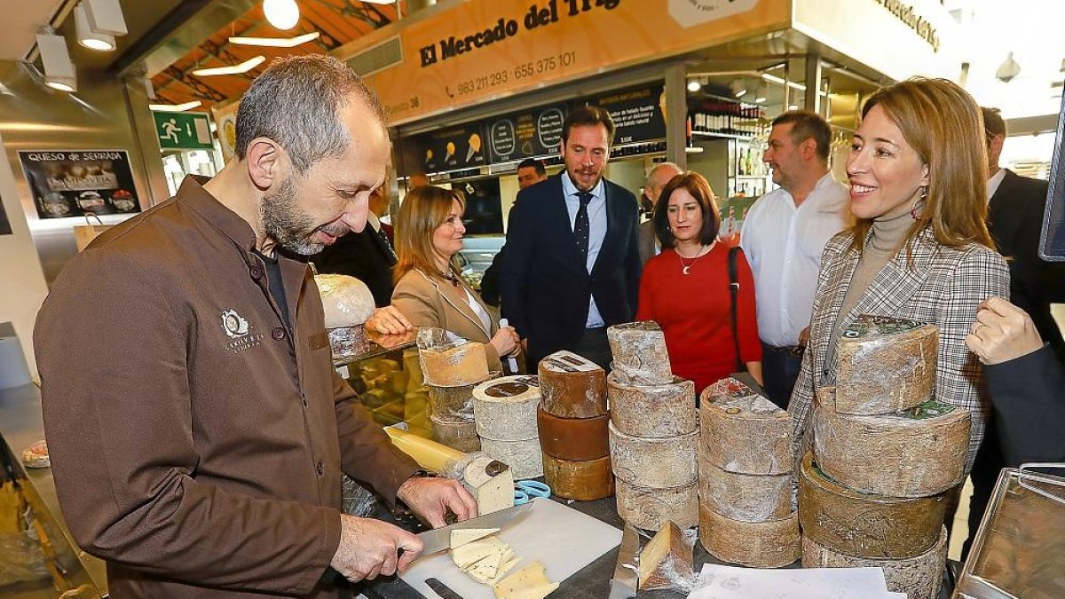 a secretaria de Estado de Comercio, Xiana Méndez, visitó ayer las instalaciones del Mercado del Val en Valladolid, junto con Óscar Puente.-J. M. LOSTAU