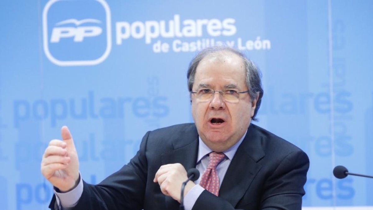 Juan Vicente Herrera, en un momento de su comparecencia ante los medios-J. M. LOSTAU