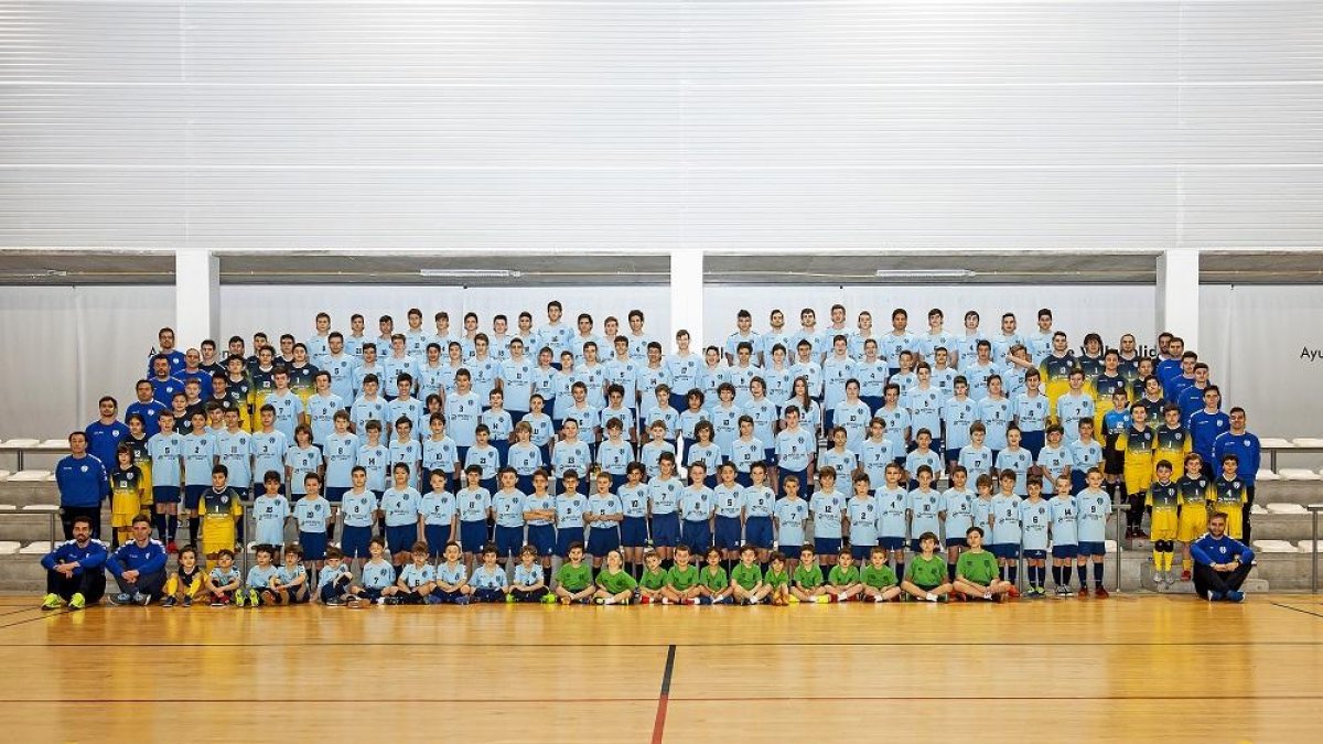 La gran familia del Valladolid Tierno Galván posa en las instalaciones del Polideportivo Municipal de Lalo García.-PABLO REQUEJO
