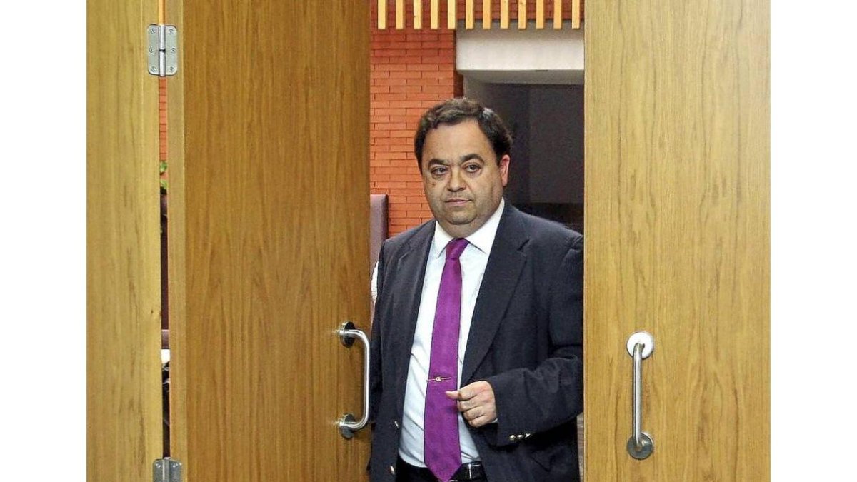 Rafael Delgado entra en la sala para comparecer ante los medios-Ical
