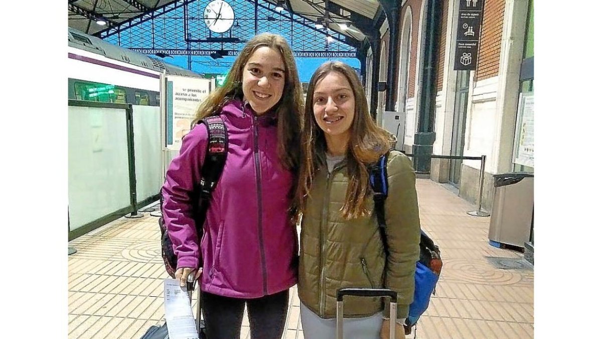 María Macías y Selena Gómez.-EL MUNDO