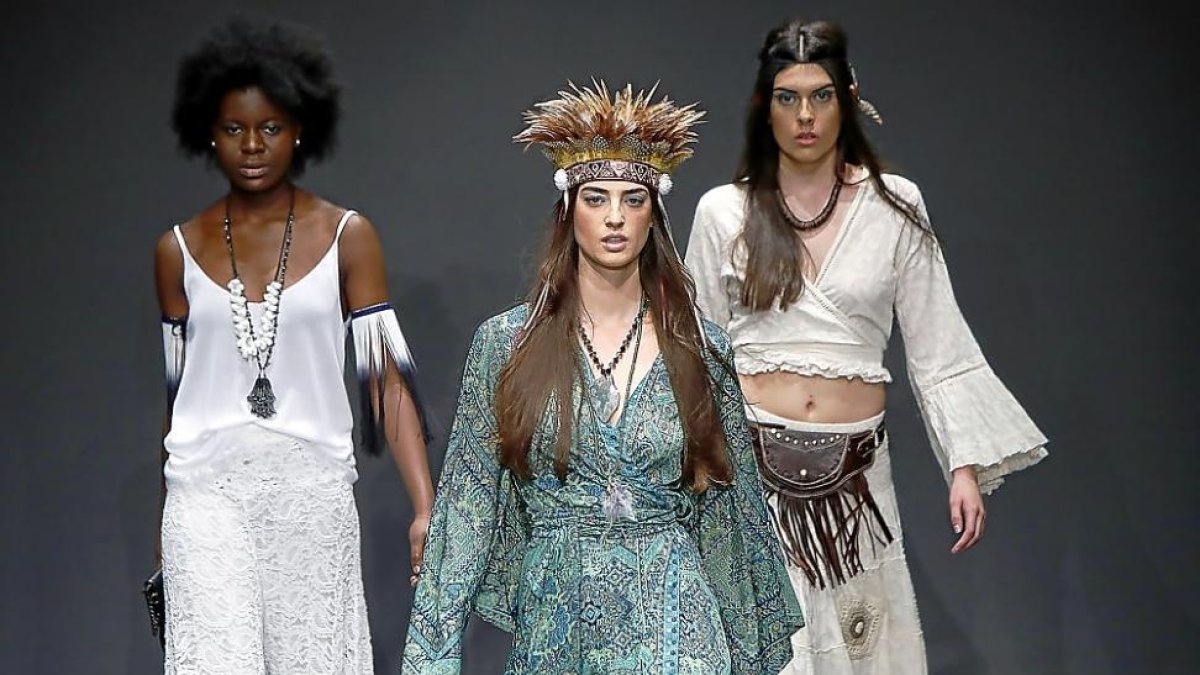 Varias modelos desfilan durante la pasarela de la Semana de la Moda de Valladolid.-J.M. LOSTAU