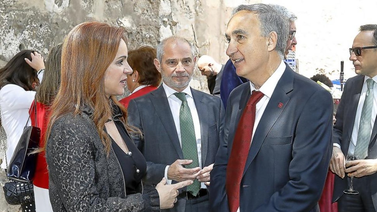 La presidenta de las Cortes y el presidente de la Cámara de Comercio conversan con Antonio Largo.-J.M. LOSTAU